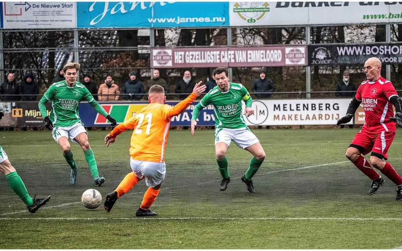 Hendrik Melgers, rechts in het rood, in actie bij zijn debuut in de tweede klasse. Hendrik Melgers, rechts in het rood, in actie bij zijn debuut in de tweede klasse.