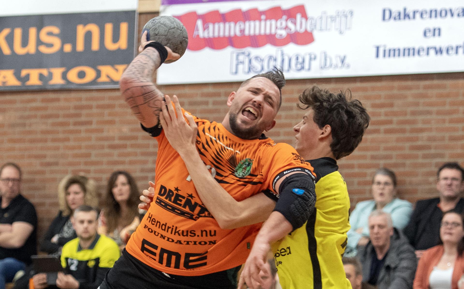 Cirkelspeler Sjoerd Boonstra van Hurry-Up blinkt uit in Zwartemeer tegen Handbal Houten. 'Ik ben tro