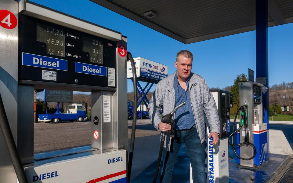 Richard Fieten van het gelijknamige oliebedrijf heeft inmiddels 70 tankstations in Nederland. Hij verwacht dat de benzineprijs voorlopig niet omhoog gaat en zelfs nog iets kan zakken.
