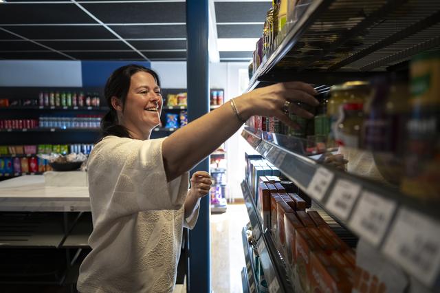 Hoe zwemjuf Lianne (47) ervoor zorgde dat Zoutkamp weer een supermarkt heeft