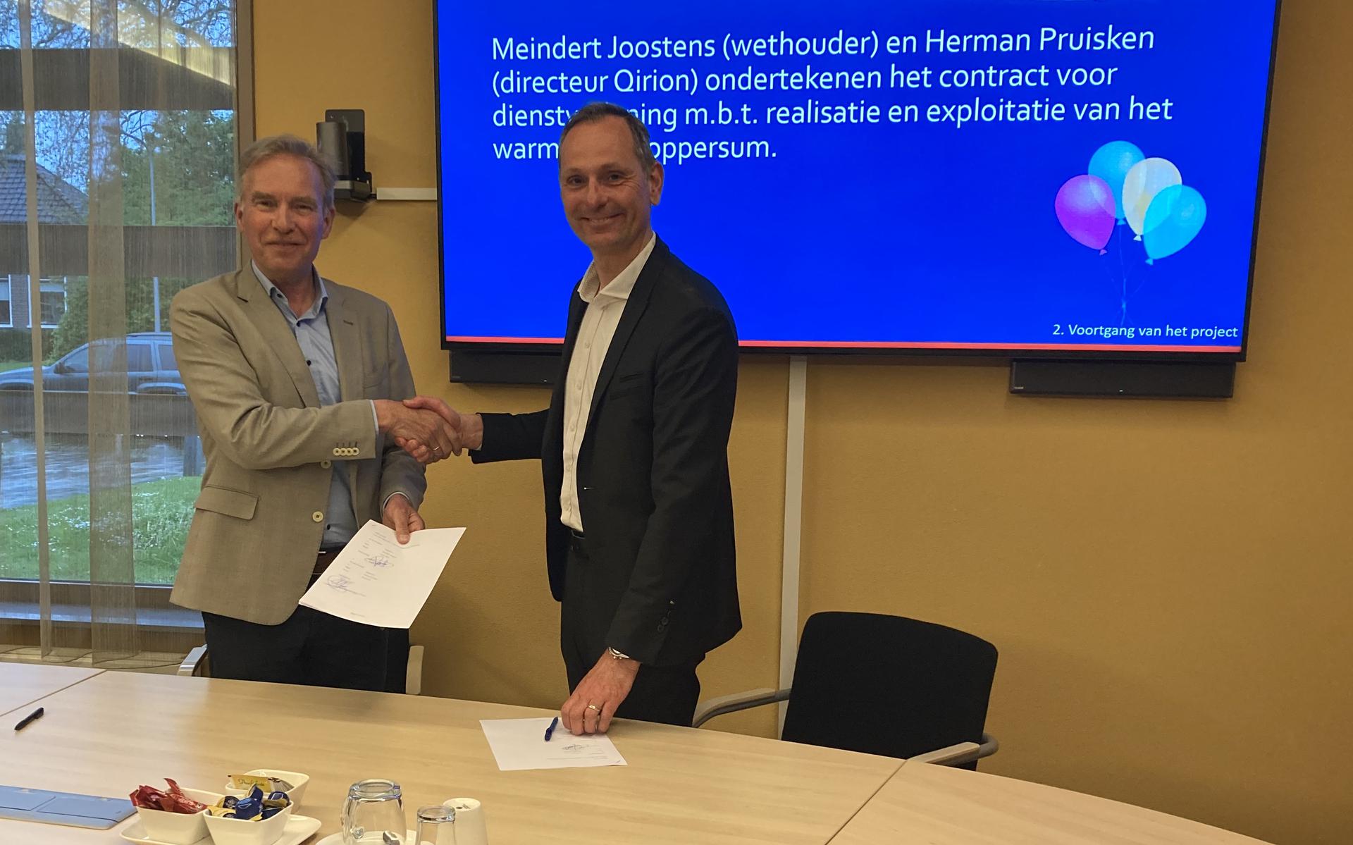 Wethouder Meindert Joostens en directeur Herman Pruisken van Qirion ondertekenden de overeenkomst in het gemeentehuis in Loppersum. Eigen foto