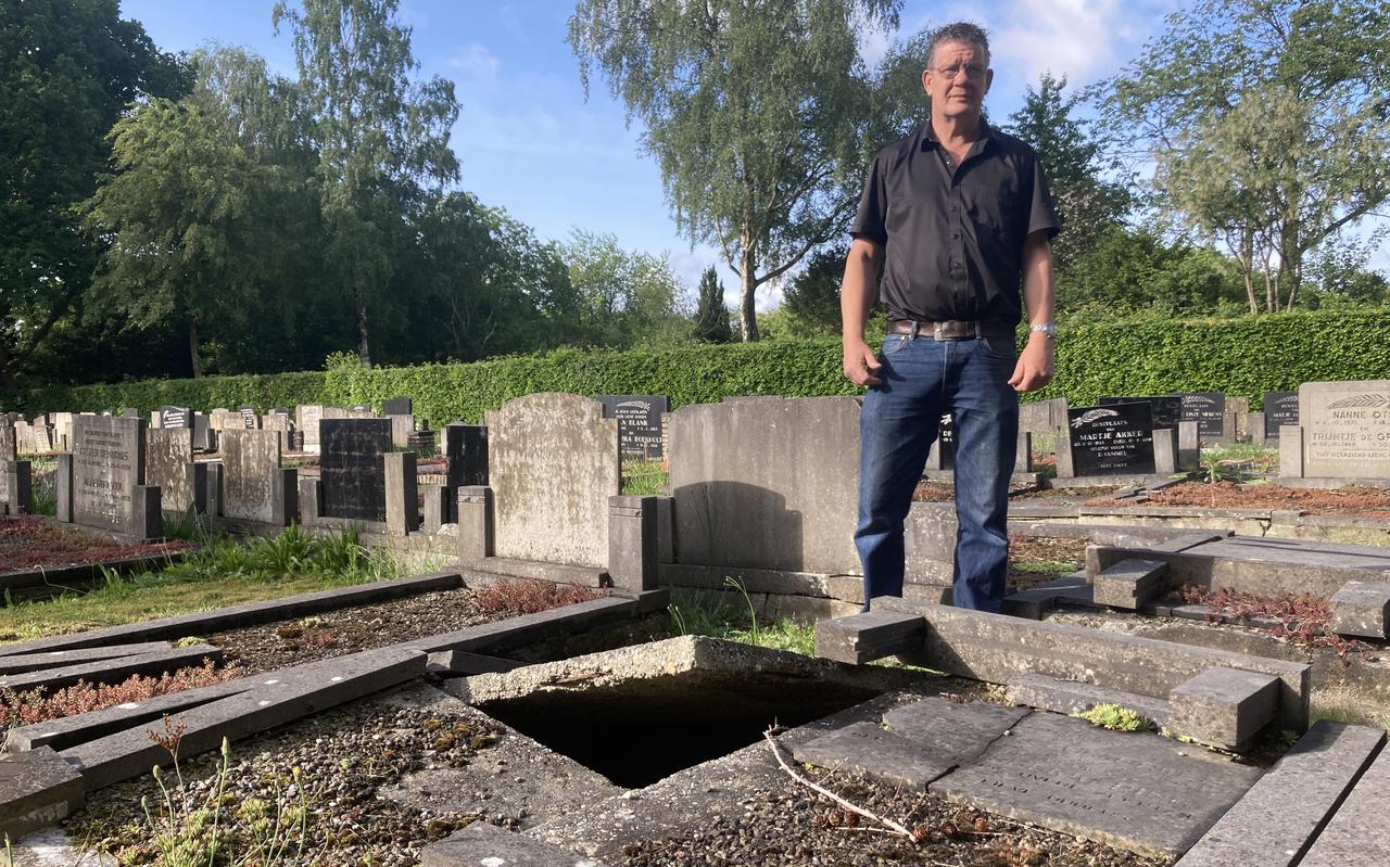 Wim Katoen van Plaatselijk Belang Nieuw-Weerdinge op de gemeentelijke begraafplaats in zijn dorp.  In het gedeelte rechts achterin verkeren meerdere graven zich in slechte staat.