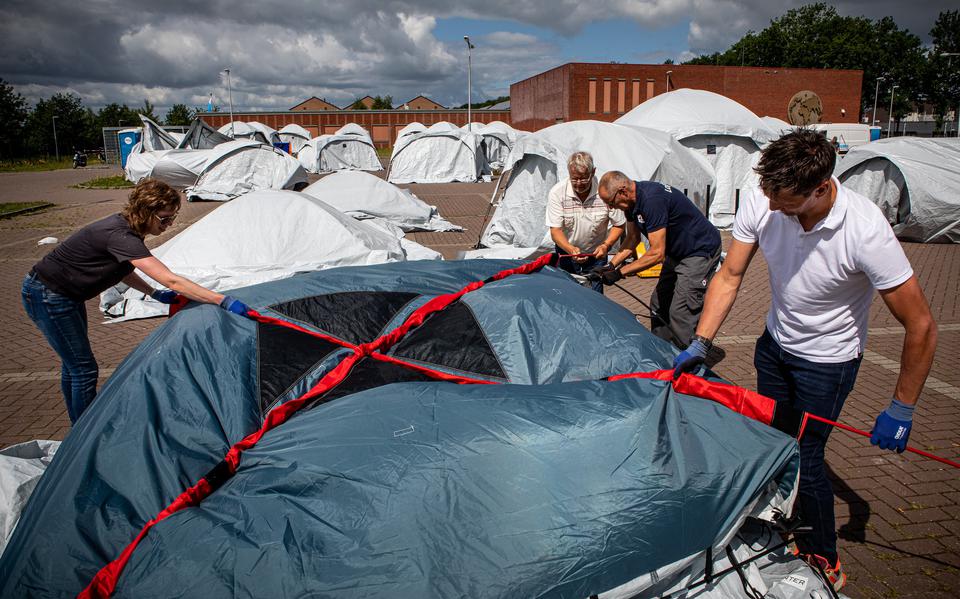 Rode Kruis Breekt Het Tentenkamp Bij Azc Ter Apel Af: 'In Sommige ...