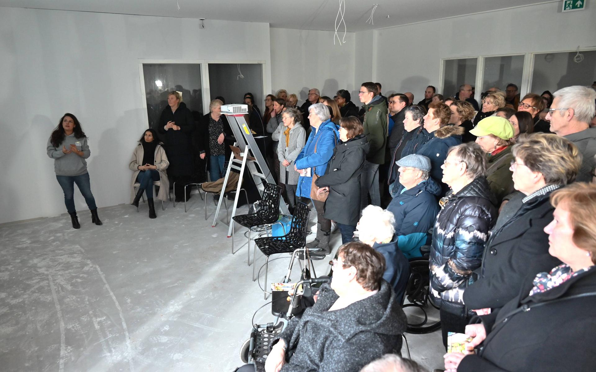 Er werd massaal gehoor gegeven aan de uitnodiging voor het open huis en de presentatie van zorgresidentie Warm Hart in Zuidwolde.