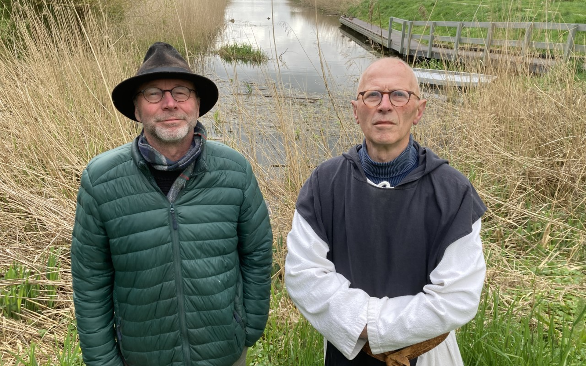De Aduarders Jakob Loer (links) en de in een zwarte pij gestoken beheerder Ies de Boer van het Kloostermuseum die waterloop De Lindt weer door hun dorp willen laten stromen.