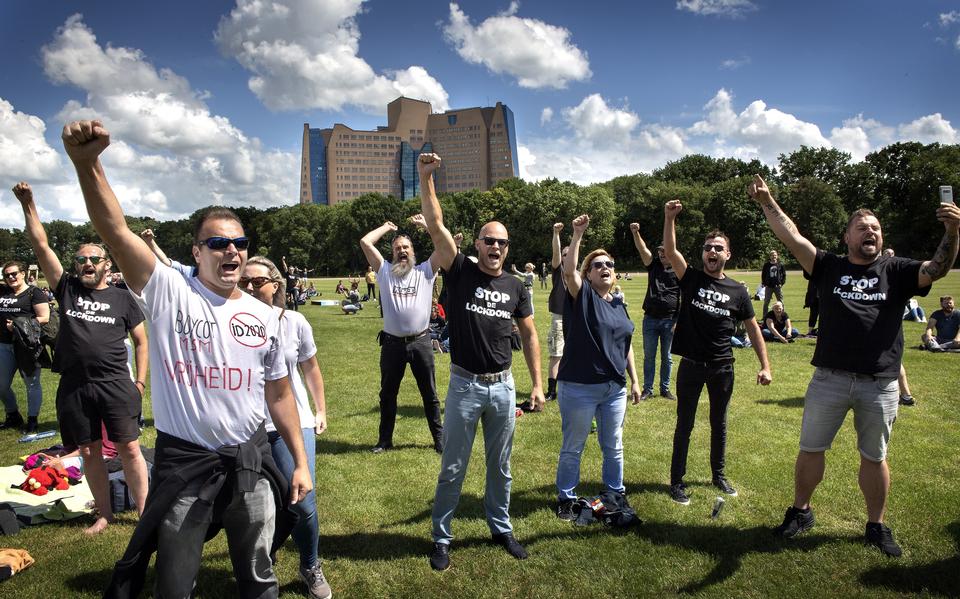 Demonstratie op de drafbaan in Groningen tegen coronamaatregelen.