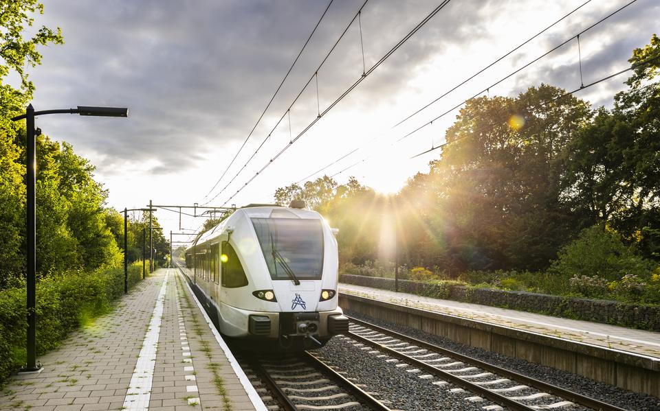 Een trein van Arriva op het spoor.