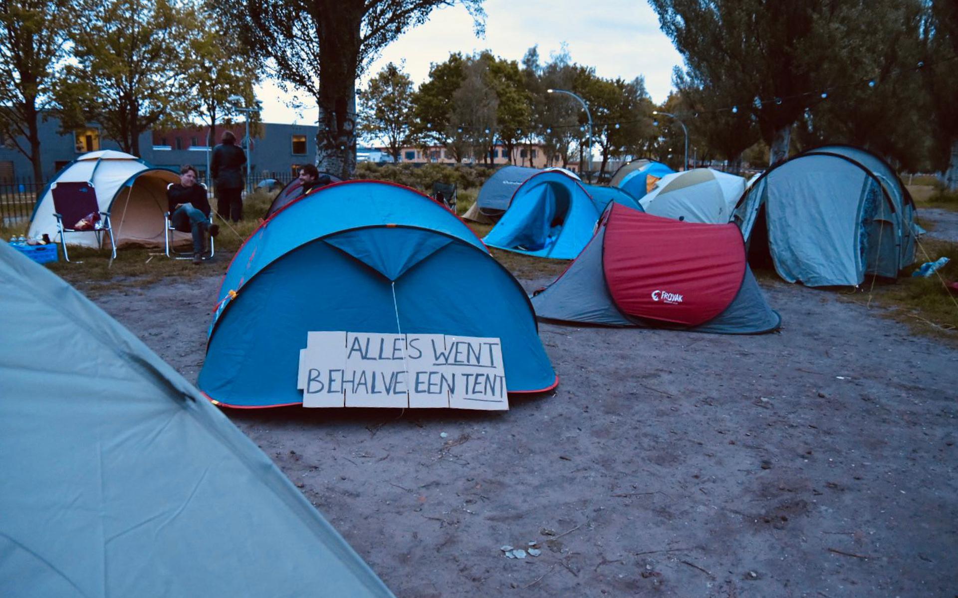 Zestig demonstranten sliepen vannacht in tenten bij het aanmeldcentrum in Ter Apel. 