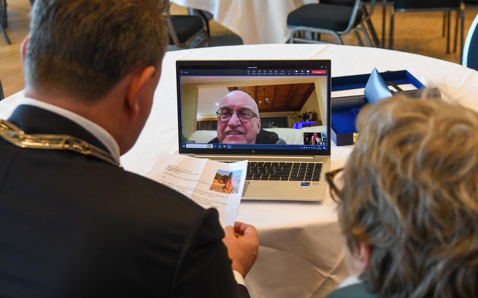 Burgemeester Renze Bergsma verrast middels een videocall Rob van Bommel, die in Australië is. Zijn vrouw Nel kijkt mee. 