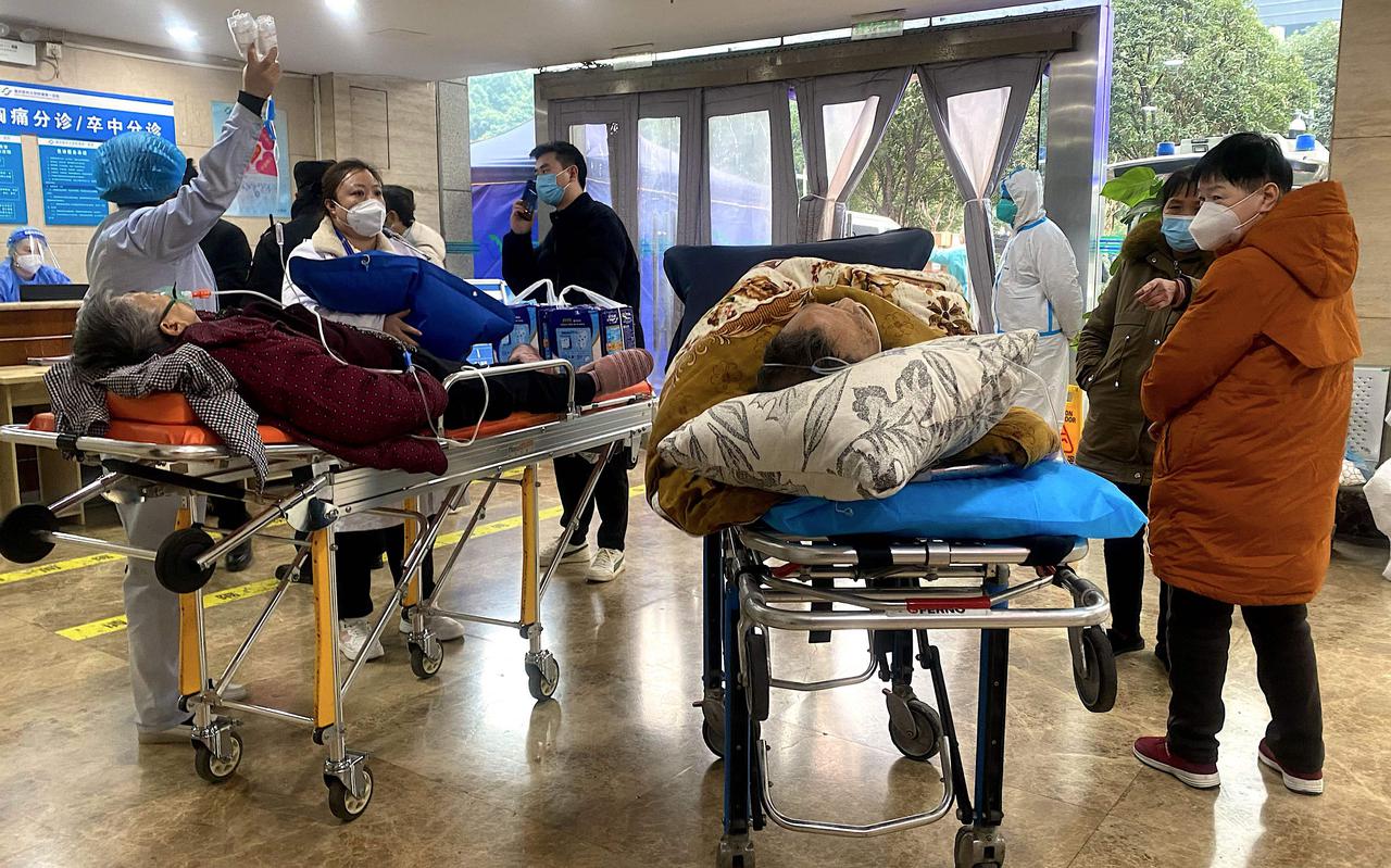Coronapatiënten wachten op brancards op de spoedeisende hulp van een universiteitsziekenhuis in Chongqing in het zuidwesten van China.