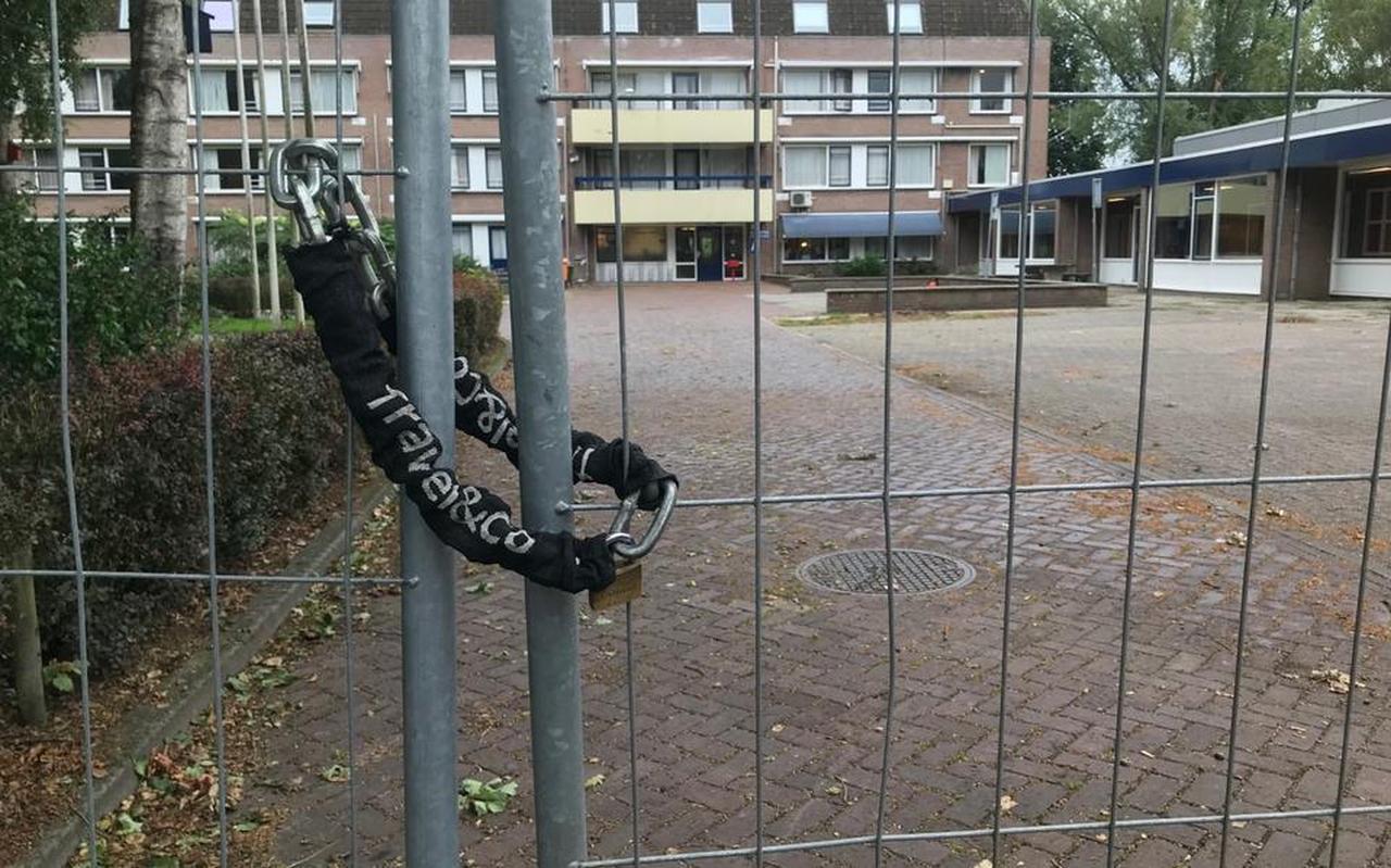 Om het AZC in Musselkanaal werden hekken geplaatst om de asielzoekers op het terrein op te sluiten. Om het AZC in Musselkanaal werden hekken geplaatst om de asielzoekers op het terrein op te sluiten.