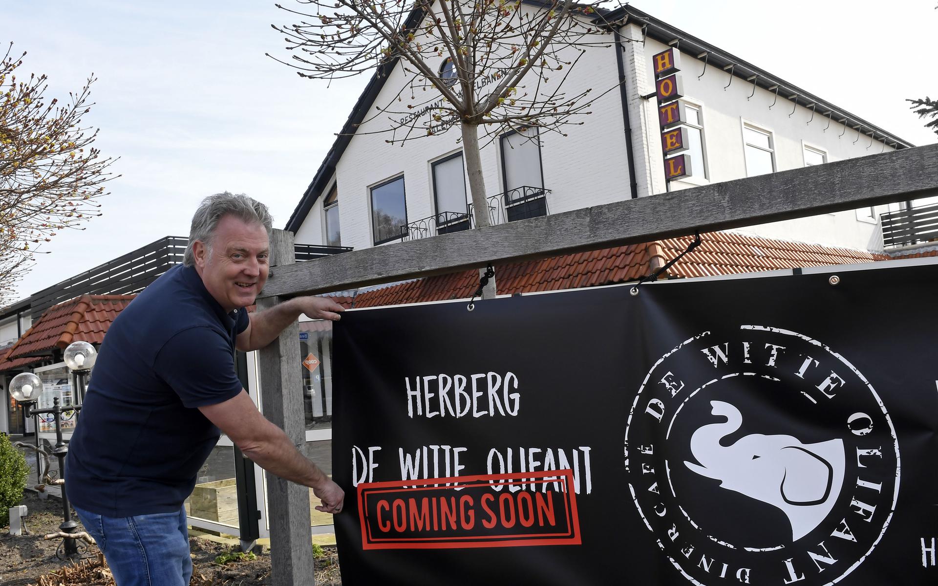 Jan Braam bij Hotel-restaurant Herberg De Witte Olifant in 2019. Sinds eind vorig jaar zit het op slot.
