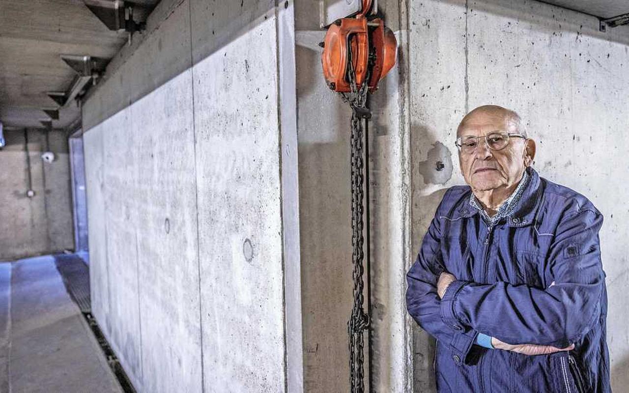 Gerrit Eijsvogels in de atoombunker van Oss: „Mochten de Russen nu komen, dan zijn we hier niet direct veilig. Want het duurt veertien dagen voordat de motoren weer helemaal kunnen werken.” Gerrit Eijsvogels in de atoombunker van Oss: „Mochten de Russen nu komen, dan zijn we hier niet direct veilig. Want het duurt veertien dagen voordat de motoren weer helemaal kunnen werken.”
