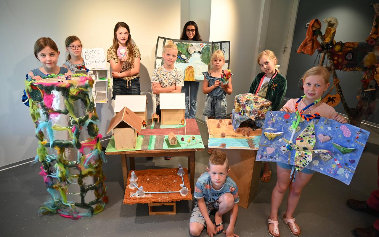 De negen kinderen uit de gemeente De Wolden met hun kunstwerk voor het project Bijzonder Klimaat.