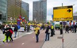 Demonstranten tijdens de World Wide Demonstration for Freedom in Amsterdam op 15 mei 2021. Ze protesteerden tegen de covidrestricties, lockdowns en vaccinpaspoorten.