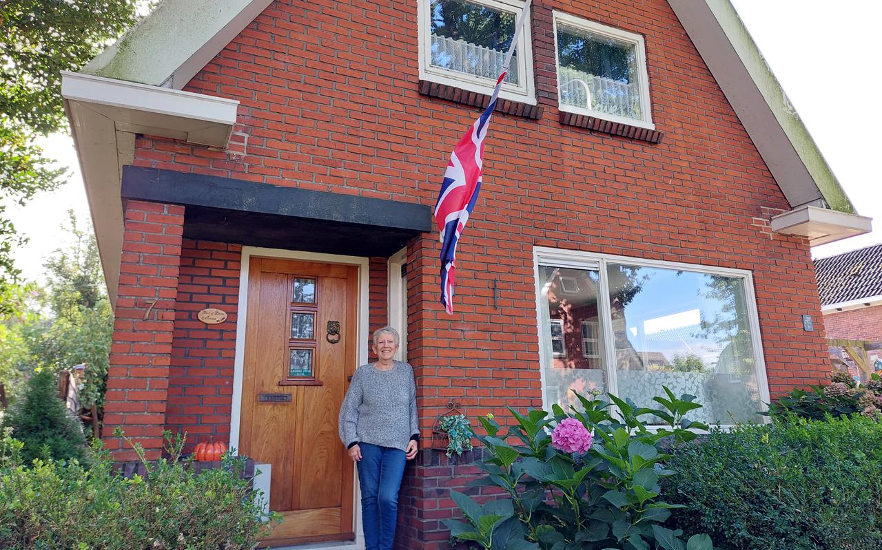 Linda Meems uit Stadskanaal heeft de Union Jack halfstok gehangen uit respect voor koningin Elizabeth II. Ze kijkt de hele dag naar de uitvaartceremonie. 