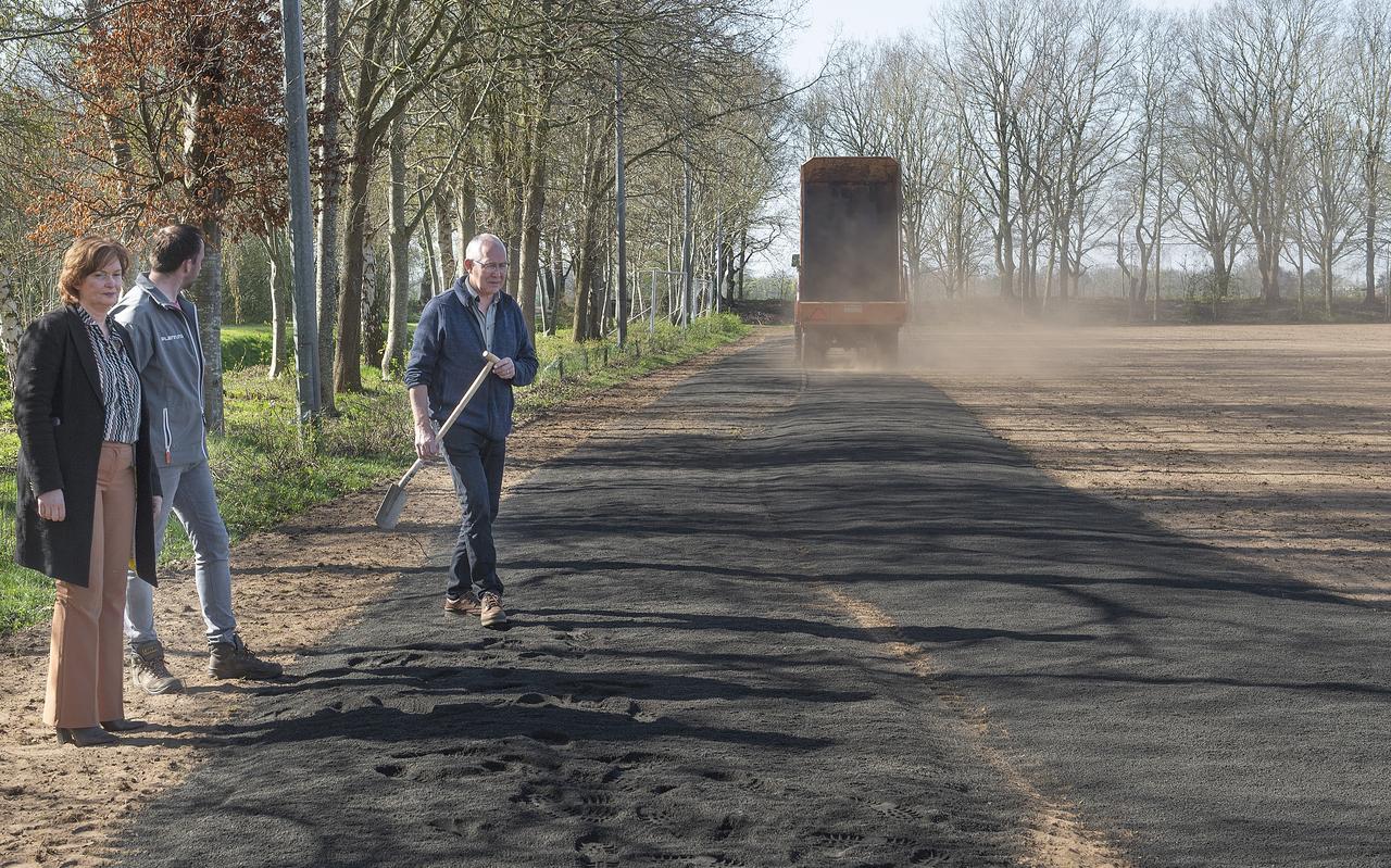 Lavasteen op sportveld van vv Raptim. Vlnr: Sandra Heukers, Arjen Wallinga en Geert van Kerkvoorde. Lavasteen op sportveld van vv Raptim. Vlnr: Sandra Heukers, Arjen Wallinga en Geert van Kerkvoorde.