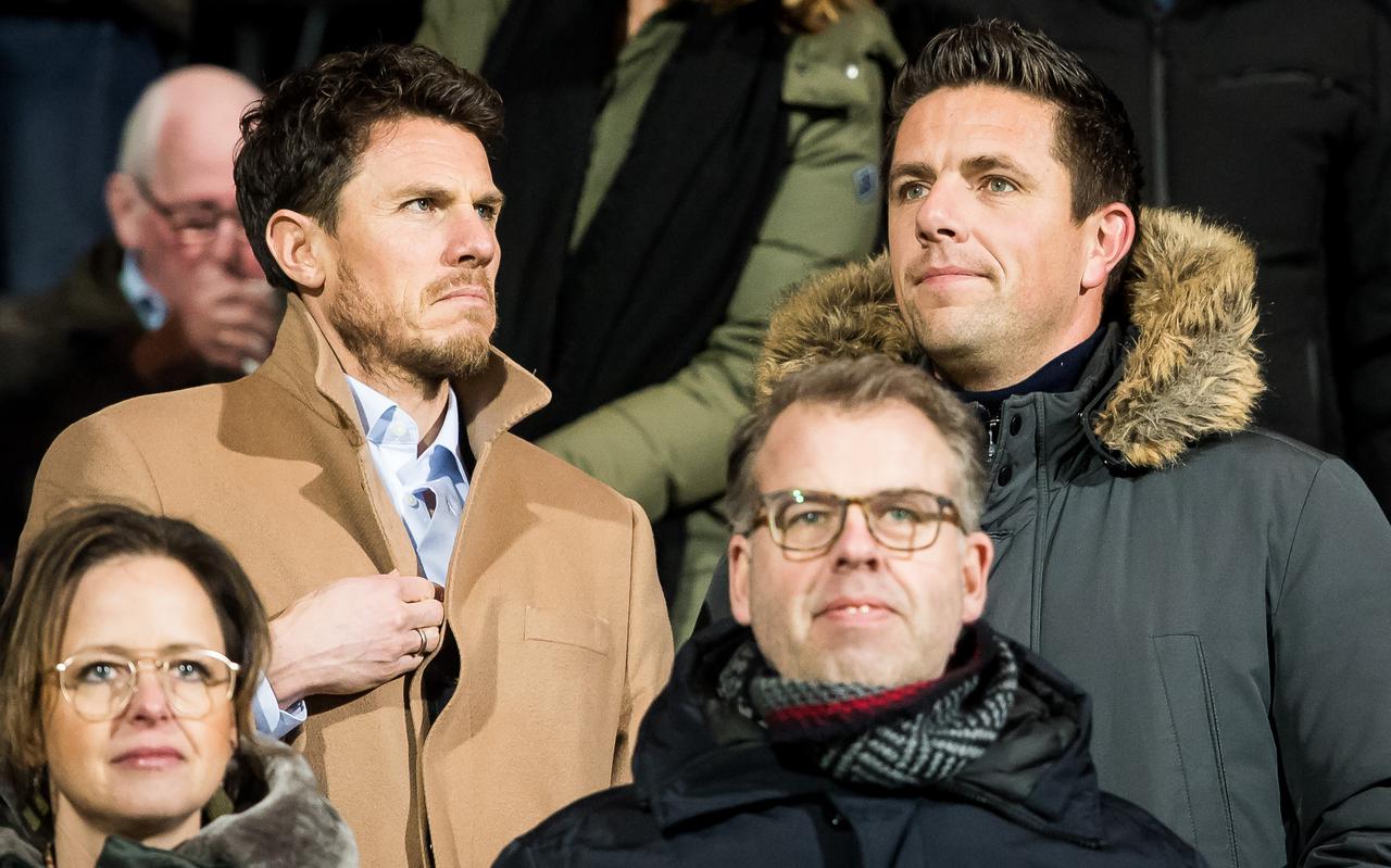 Mark-Jan Fledderus (links) en Wouter Gudde staan elkaar met raad en daad terzijde in de zoektocht naar een nieuwe trainer voor FC Groningen.