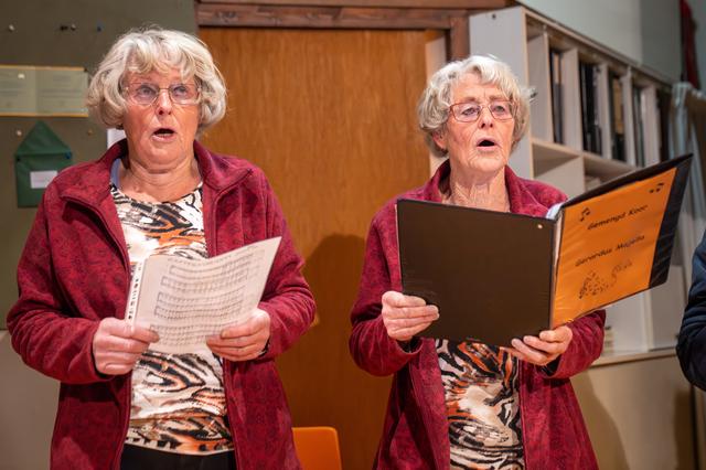 Miep en Gerda, de zingende tweeling van Barger-Oosterveld. ‘We spreken elkaar elke dag, al bijna 80 