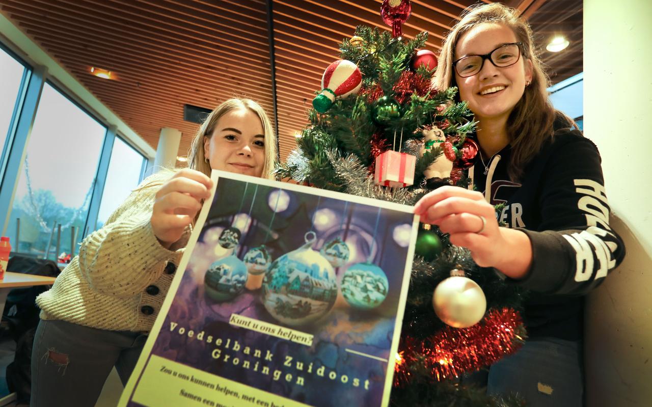 Noorderpoortstudenten Lydia Meyer (links) en Lidwien de Graaf willen samen met hun studiegenoten het kerstgevoel bij inwoners van de gemeente Stadskanaal brengen. Noorderpoortstudenten Lydia Meyer (links) en Lidwien de Graaf willen samen met hun studiegenoten het kerstgevoel bij inwoners van de gemeente Stadskanaal brengen.