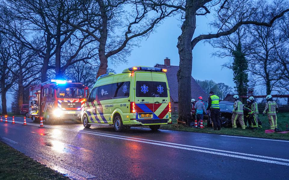Files op A7 en A28 richting Groningen, automobilist bekneld bij botsing bij Peize en schuur in Valthe verwoest door brand | 112-nieuws uit Drenthe en Groningen