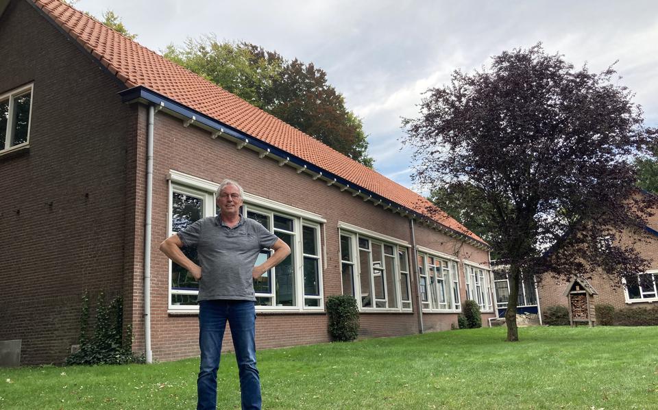 Johnnie Herbers bij de Gerardus Majellaschool in Nieuw-Schoonebeek, de enige school in het pakweg 1200 inwoners tellende grensdorp.