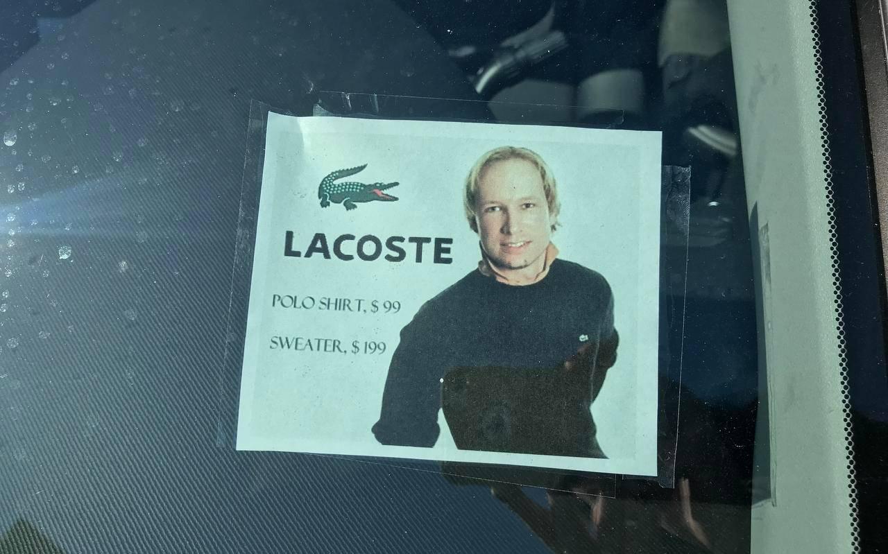 Deze bewerkte foto van moordenaar Anders Breivik had de man onder zijn voorruit geplakt. Deze bewerkte foto van moordenaar Anders Breivik had de man onder zijn voorruit geplakt.