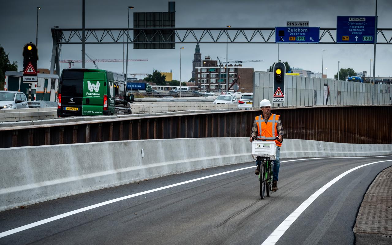 Uitvoerder Marco Prins kon in het weekeinde nog een eindje 'tegen het verkeer in' fietsen over de afrit centrum van de A28. Als de zomerstremming maandag is afgelopen, lukt dat niet meer.