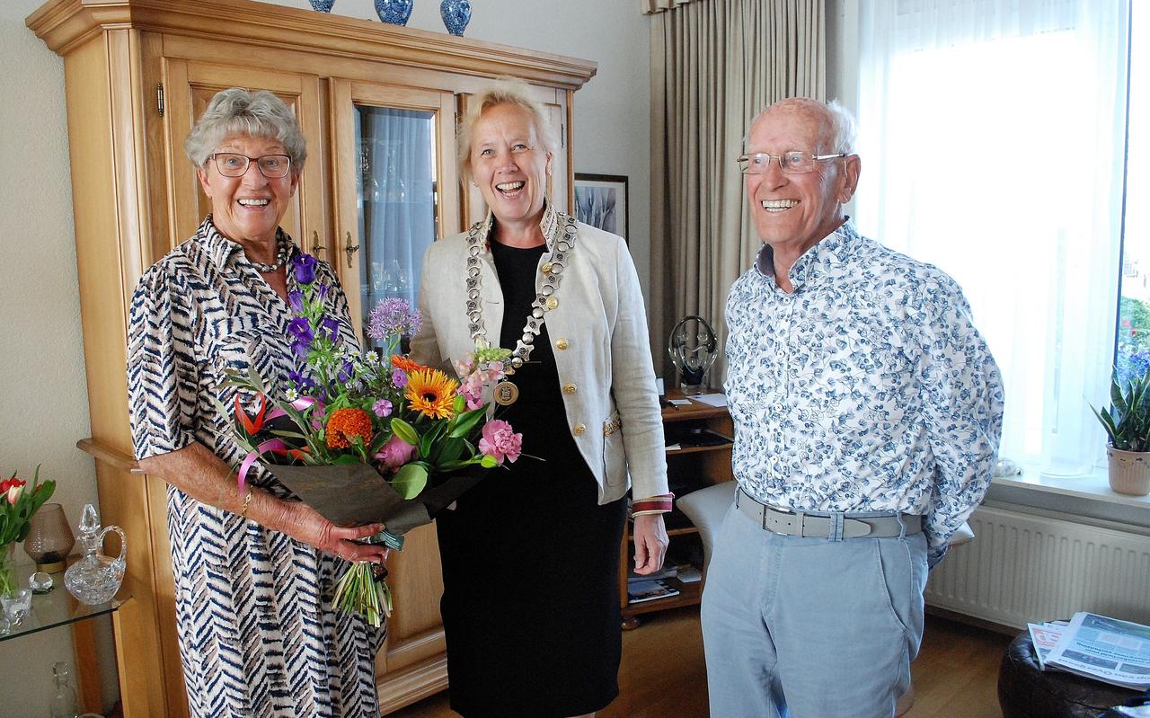 Geerhard en Jopie Poel-Tilstra en burgemeester Inge Nieuwenhuizen. Geerhard en Jopie Poel-Tilstra en burgemeester Inge Nieuwenhuizen.