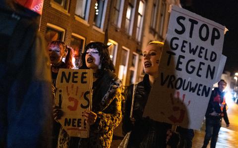 Het Comité Vrouwenstrijd Groningen loopt een protestmars in Groningen tegen geweld tegen vrouwen.
