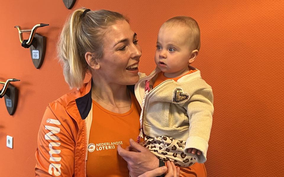 Kim Polling met haar trots Aurora. De Groningse combineert het moederschap met een topsportcarrière. Foto: DvhN