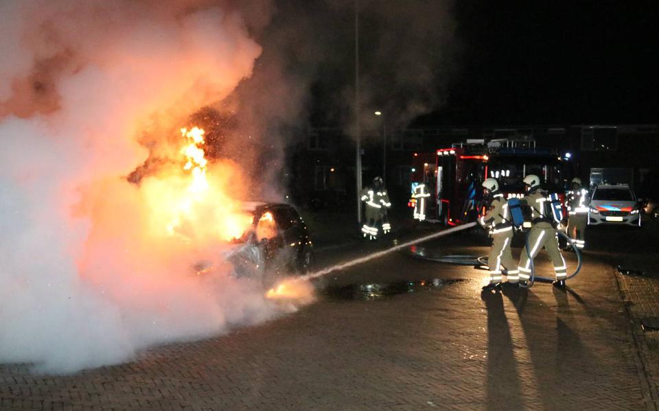 De brandweer kon de auto die geparkeerd stond aan de Helios in Hoogeveen niet meer redden.