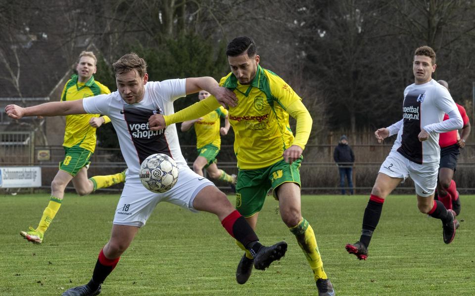 Voetbalgevecht tussen Sander Nooi van Gorecht (links) en Farid Boughaleb van DZOH op sportpark Zwanenveld in Emmen.