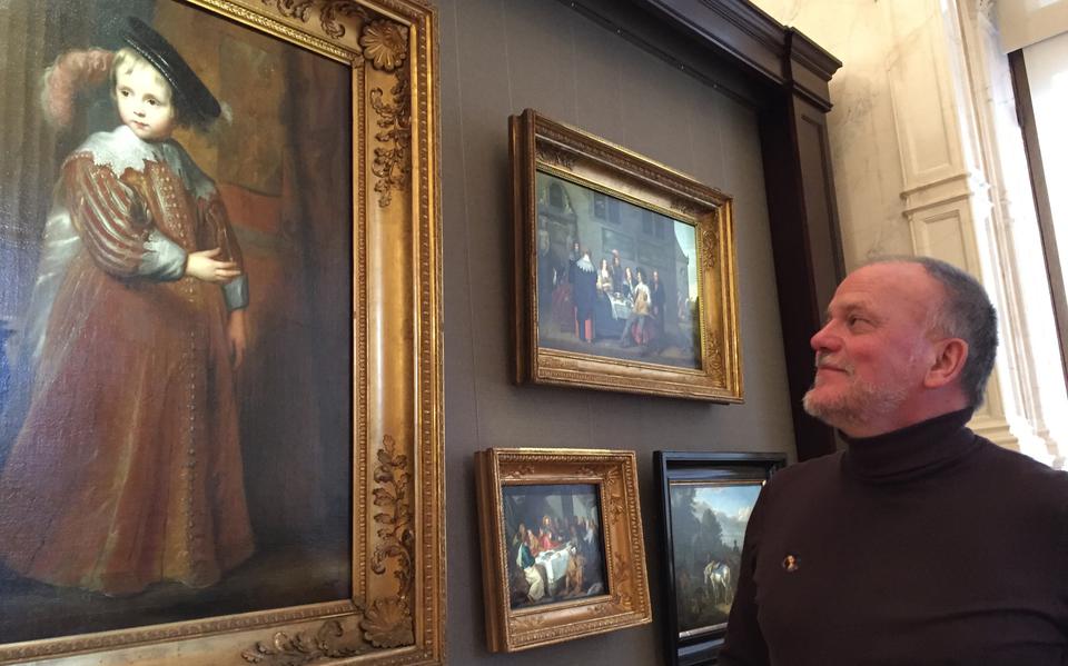 De auteur in het Art Museum Riga Bourse, kijkend naar een portret van Willem van Oranje.