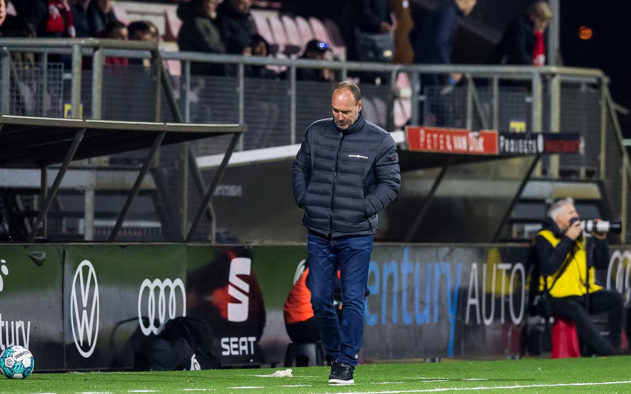 Trainer Dick Lukkien van FC Emmen loopt beduusd richting de kleedkamers na de nederlaag tegen Fortuna Sittard.