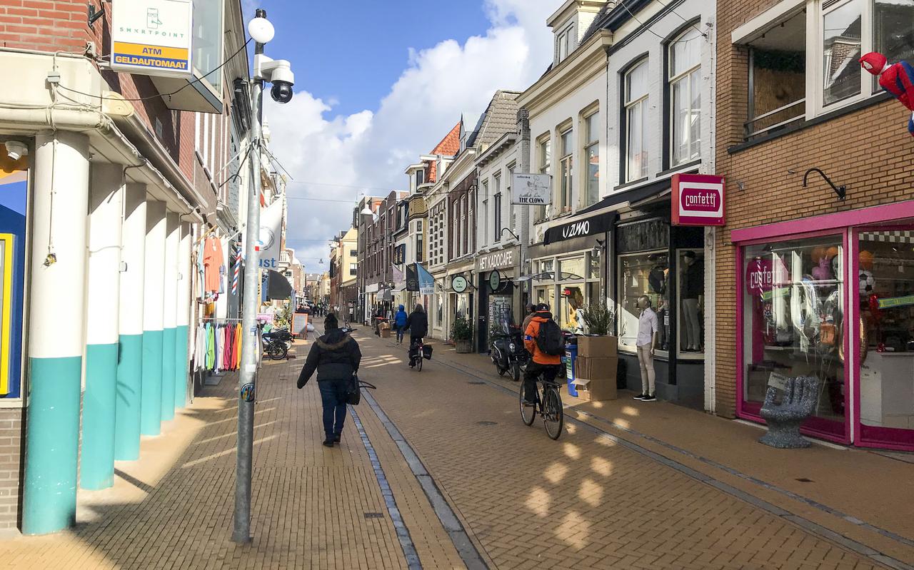 Cameratoezicht in de Folkingestraat, een van de drukste winkelstraten van Groningen. 