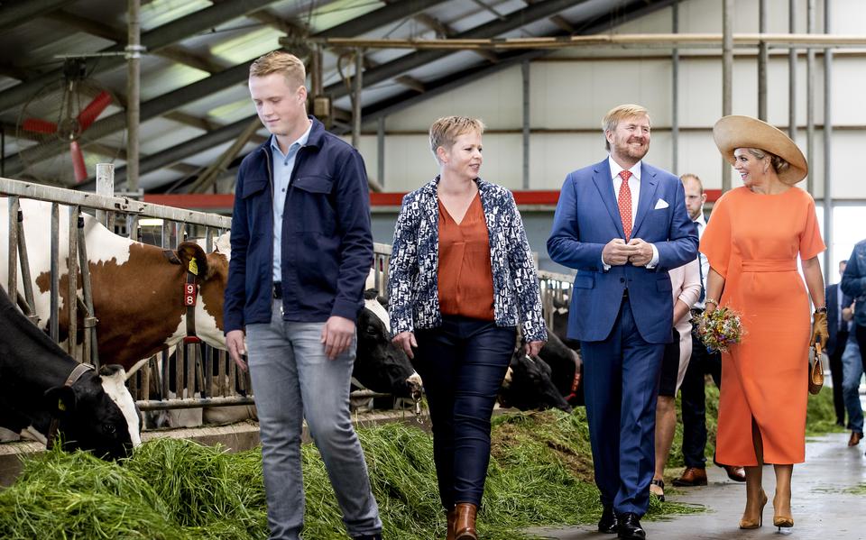 Koning Willem-Alexander en koningin Máxima tijdens een streekbezoek in 2020, op een boerderij in Tijnje.
