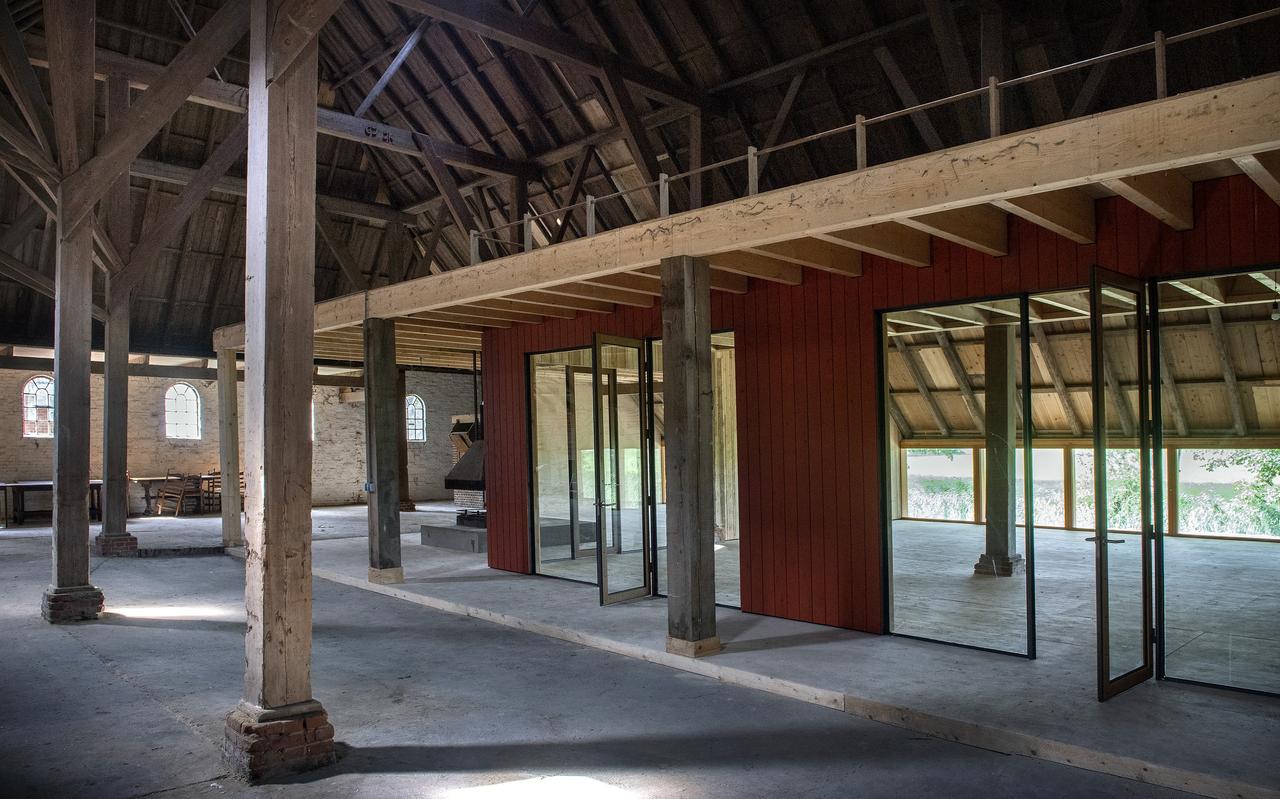 De woning in de schuur heeft glazen wanden zodat bewoners zicht hebben op de oude boerenschuur. De woning in de schuur heeft glazen wanden zodat bewoners zicht hebben op de oude boerenschuur.