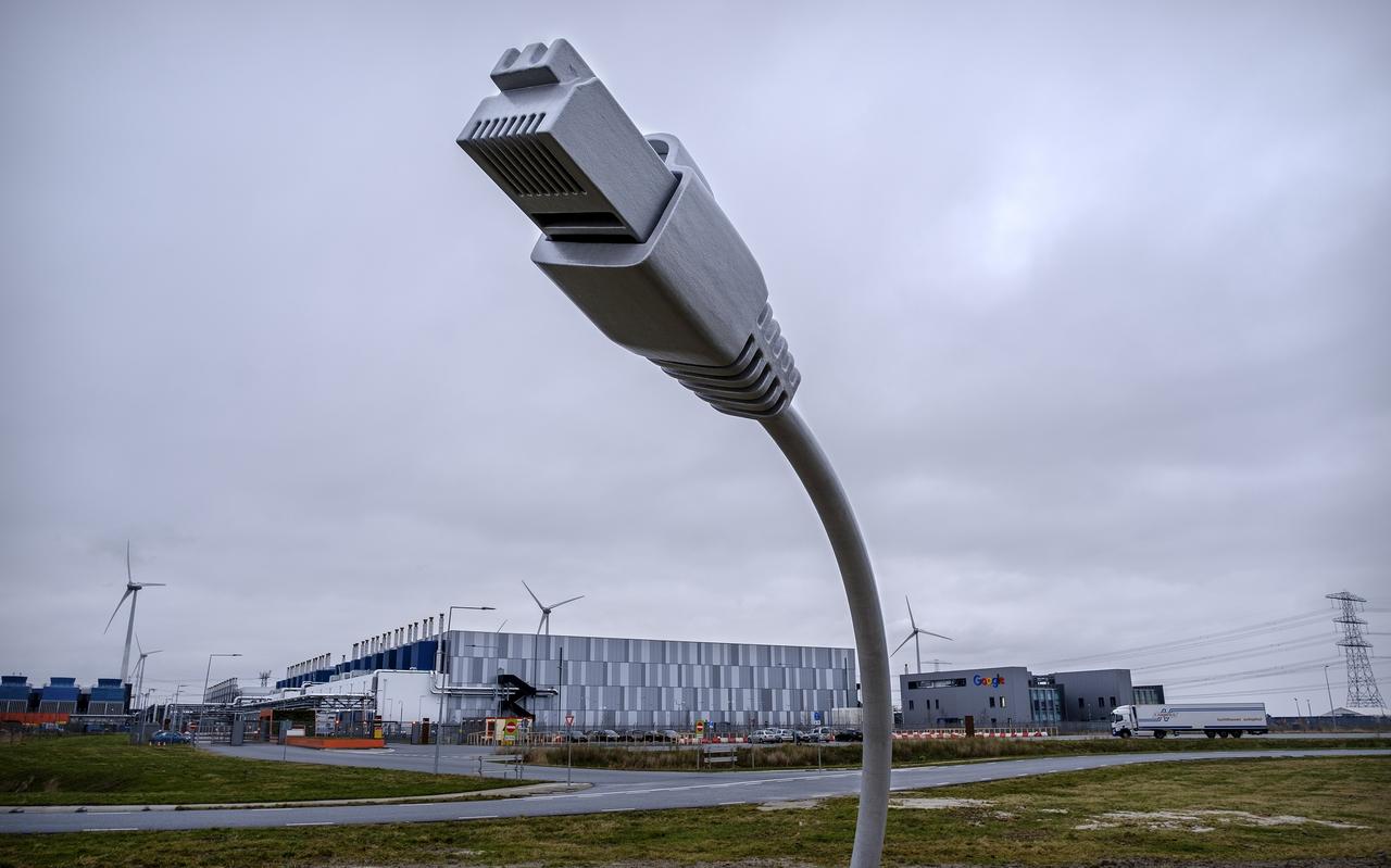 Het Google-datacenter draait inmiddels al jaren in de Eemshaven. Maar de manier waarop havenbeheerder Groningen Seaports de benodigde grond verwierf is nog altijd inzet van felle juridische strijd. Het Google-datacenter draait inmiddels al jaren in de Eemshaven. Maar de manier waarop havenbeheerder Groningen Seaports de benodigde grond verwierf is nog altijd inzet van felle juridische strijd.