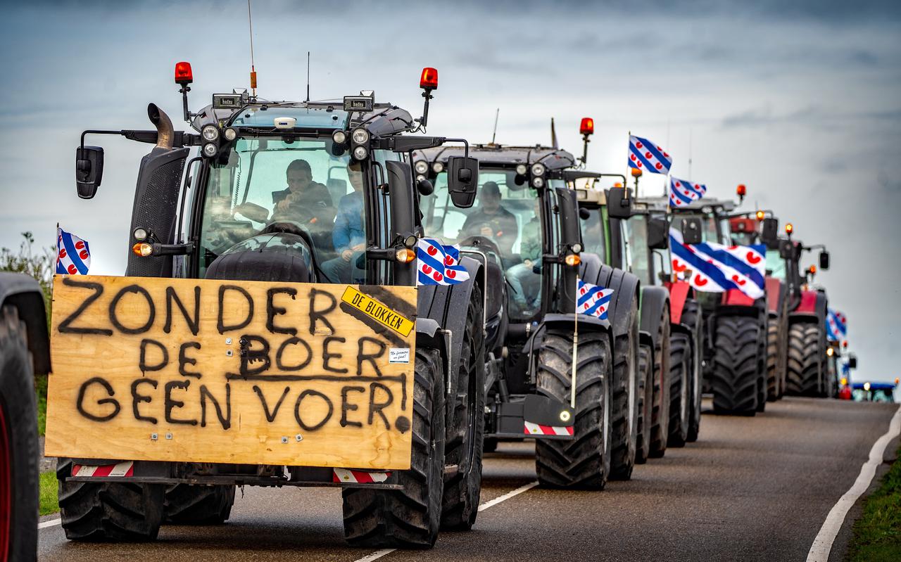 Een groep boeren op de Afsluitdijk, op weg naar een landelijk protest tegen het stikstofbeleid van de overheid. Agri NL verwacht dat de komende jaren duizenden boeren stoppen. Hun grond kan worden gebruikt door andere boeren, maar is ook geschikt voor nieuwe natuur en de bouw van huizen.