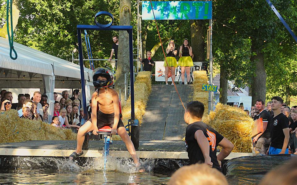 Een jeugdige kandidaat gaat met de skelter te water.