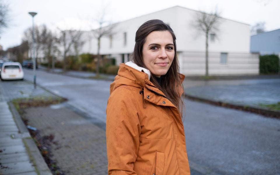 Daniela Negele is tegen betaald parkeren in de Groningse stadswijk Hoornse Meer.