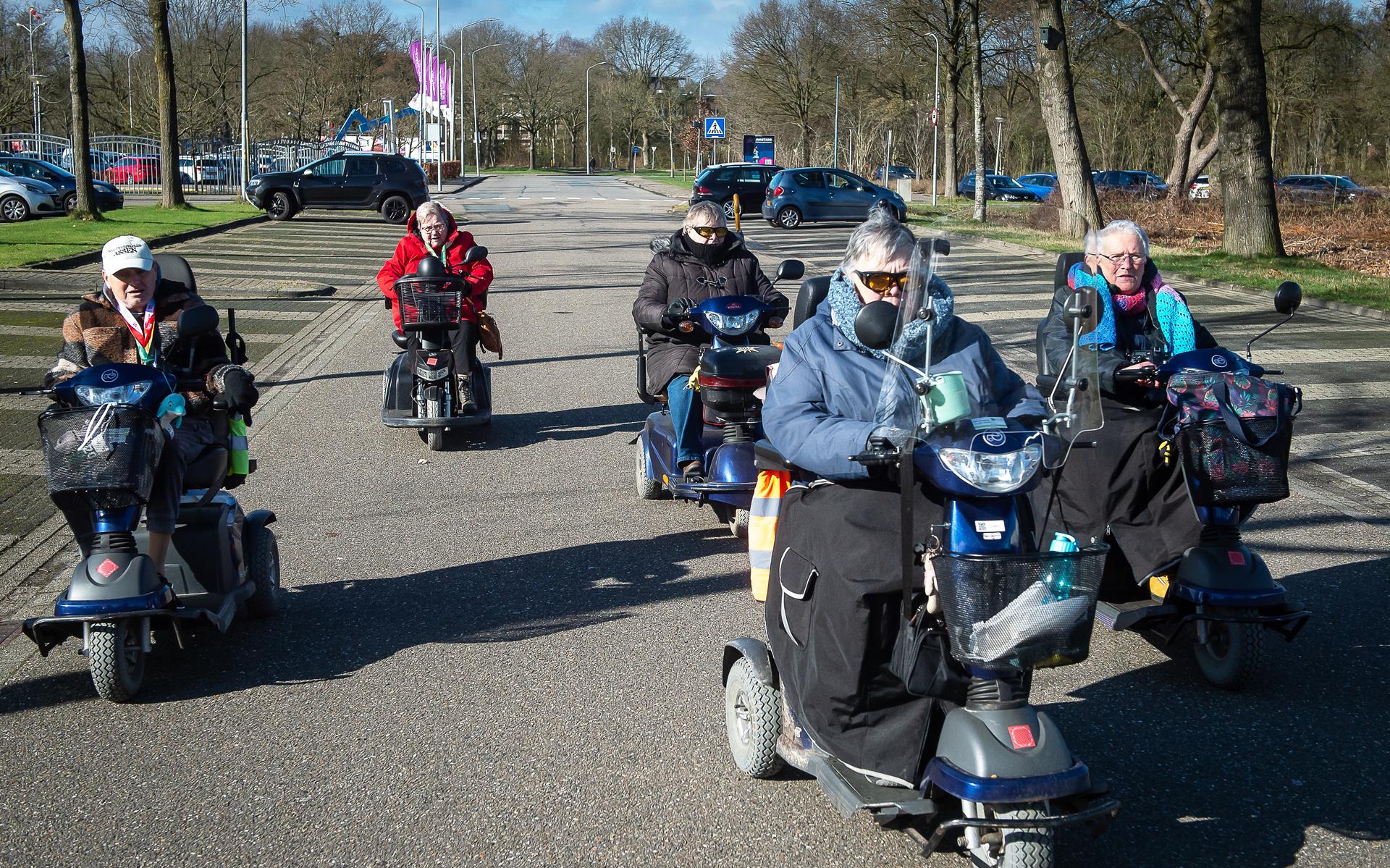 Scootmobielers willen ook graag dit jaar meedoen aan de Fiets4Daagse. Met van links naar rechts Rinus Reijke, Catharina Damhuis, Kina Hazeveld, Grace Wout en Ineke Heijting.
