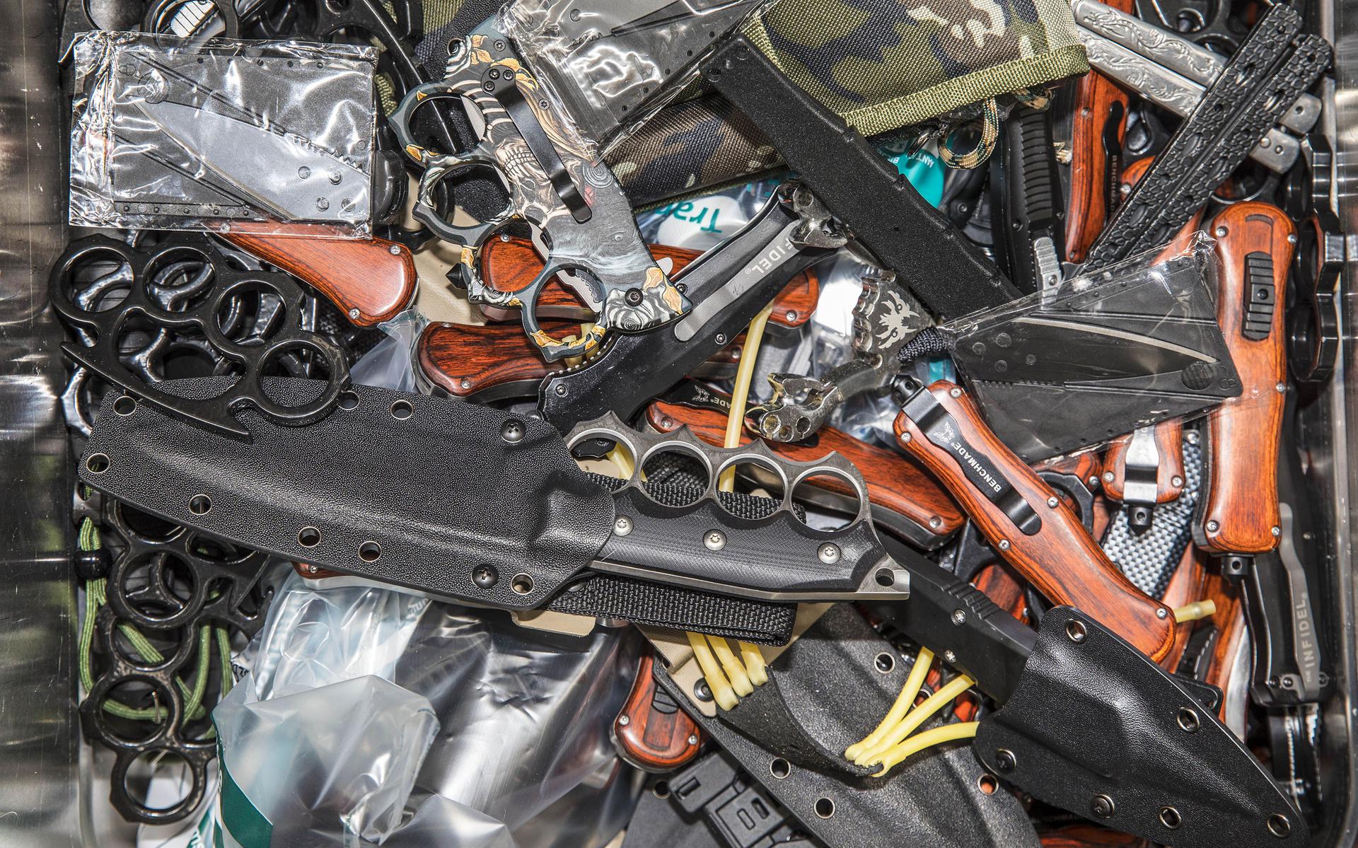 Een verzameling steekwapens die in een paar dagen tijd in beslag is genomen in een postsorteercentrum in Den Haag.