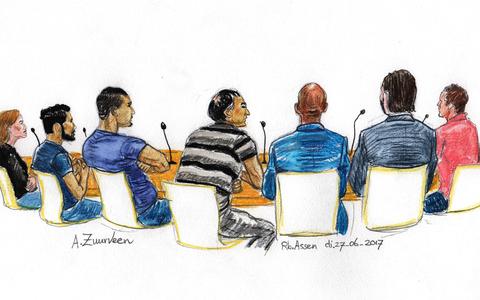 Verdachte leden van de drugsbende in Assen bij een zitting in Assen. Tekening: Annet Zuurveen