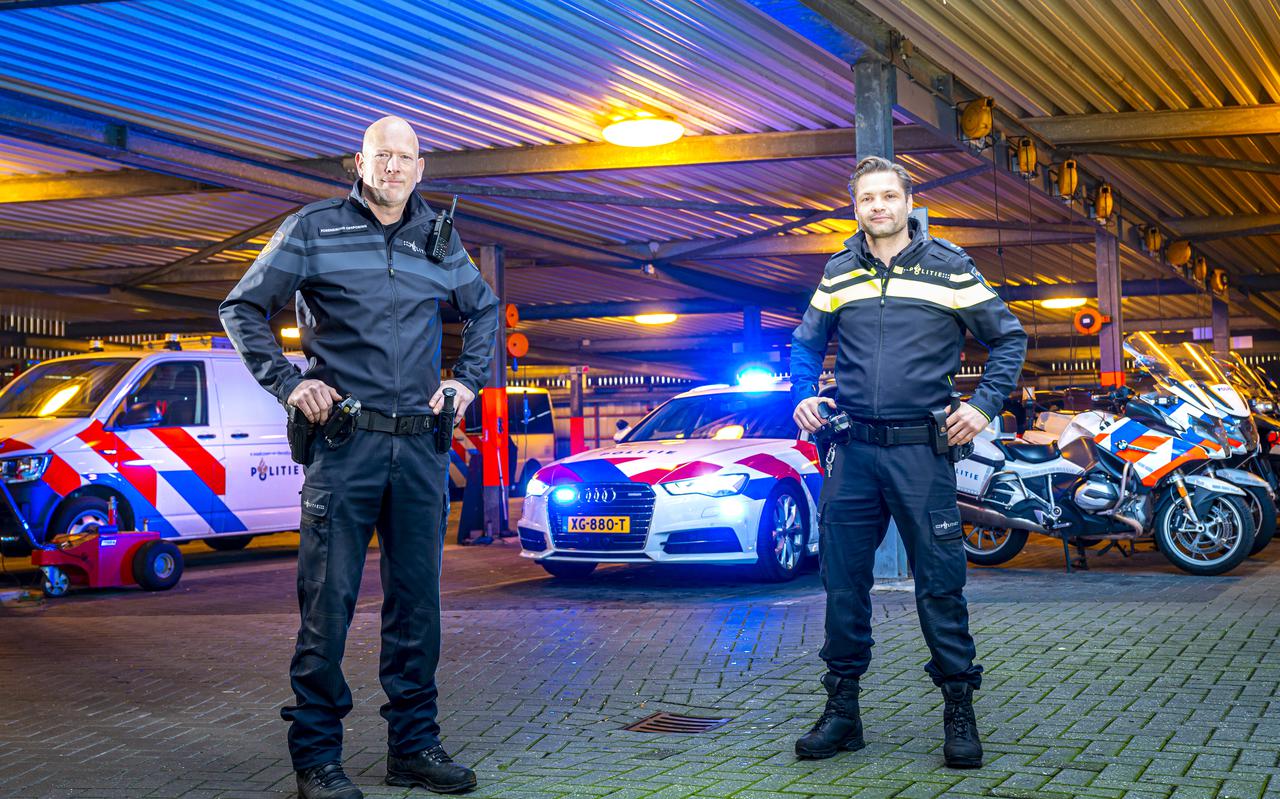  Henk Kruizinga (links) en Douwe Dirk van Dijken onderzoeken ernstige verkeersongevallen. 