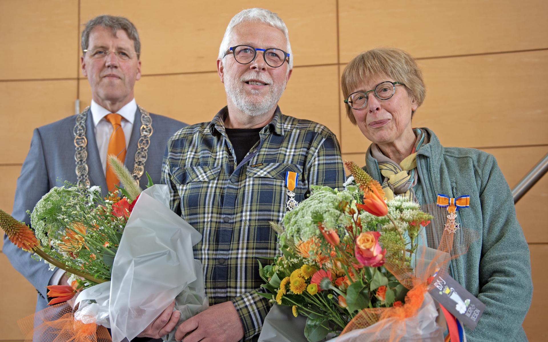 Echtpaar Van Nee ontving van burgmeester Eric van Oosterhout (links) de versierselen.