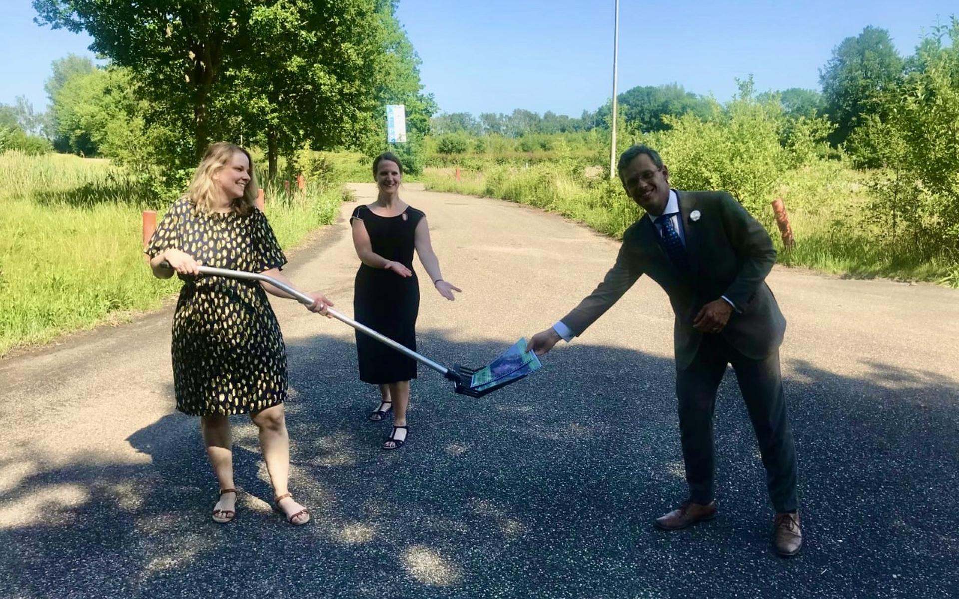 De aanbieding van het visiedocument door Ingeborg Visscher (links) en Maaike Martens aan wethouder Pepijn Vemer van de gemeente Tynaarlo. Foto: Zuidlaarderhof