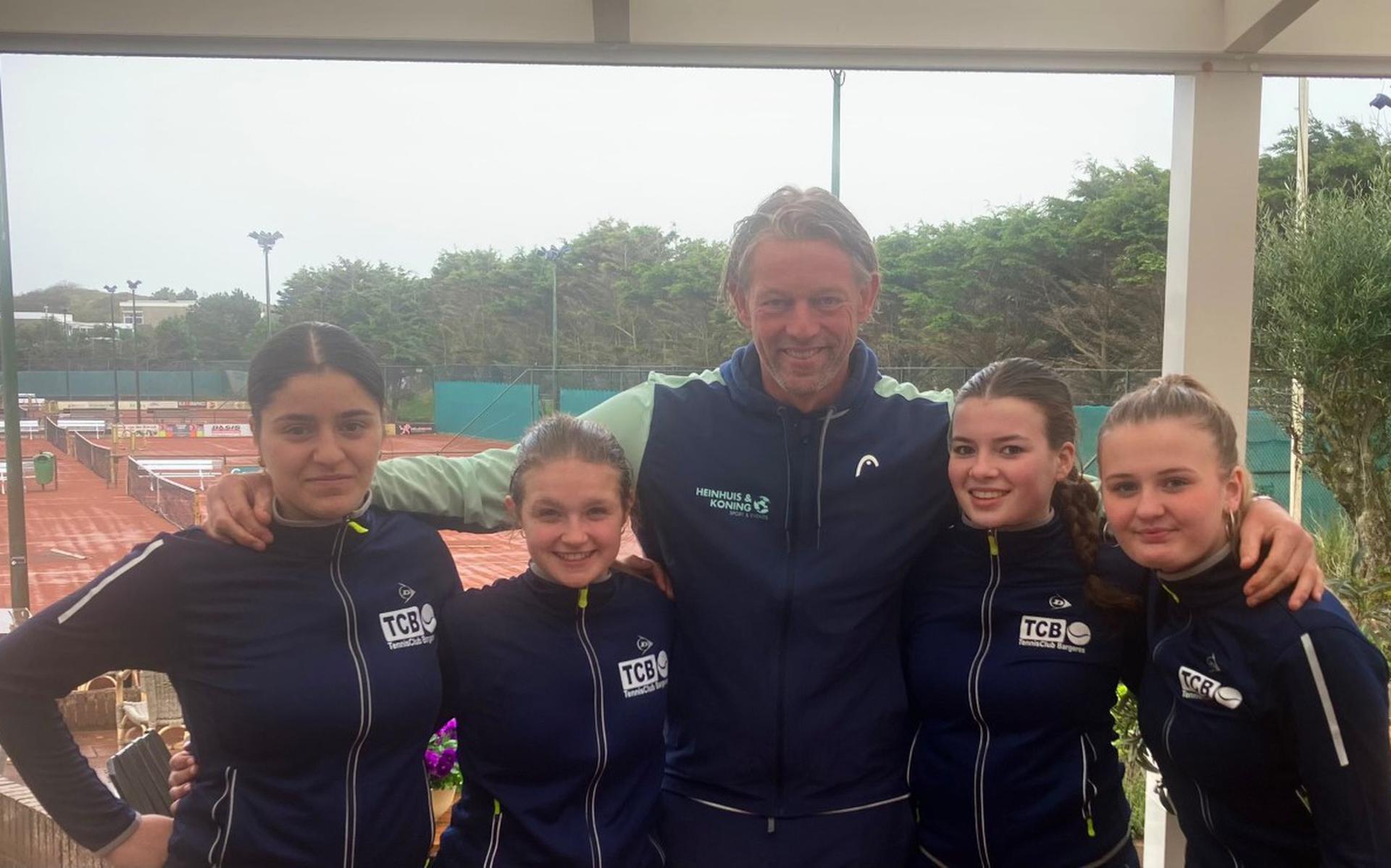 Het jonge tennisteam van trainer Ruud Koning (midden), met van links naar rechts Elida Sarigul, Leonie Bisschop, Eva Aberson en Celeste Bergsma. Roosje de Groot staat niet op de foto.