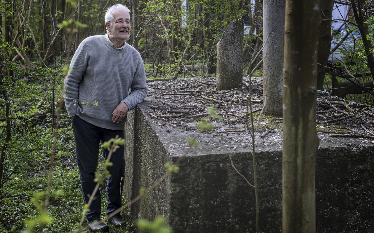 Schrijver Cees Stolk bij de kleine bunker, het enige overblijfsel van de Tweede Wereldoorlog in Nieuwolda. 